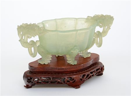 Coppetta in pietra dura con corpo lobato e doppie anse ad anelle con decoro...