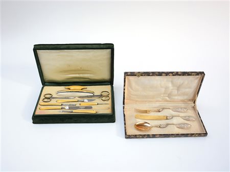 Lotto composto da un servizio da manicure con manici a decoro guilloché...