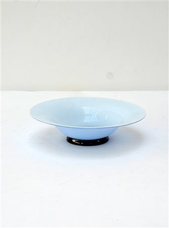 Venini Piccola alzatina in vetro lattimo con base blu (d cm 19,5) firmata e...