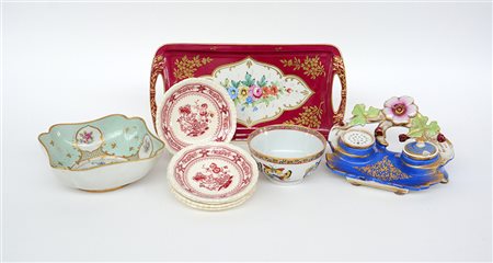 Lotto composto da un vassoietto ed un centrotavola in porcellana di...