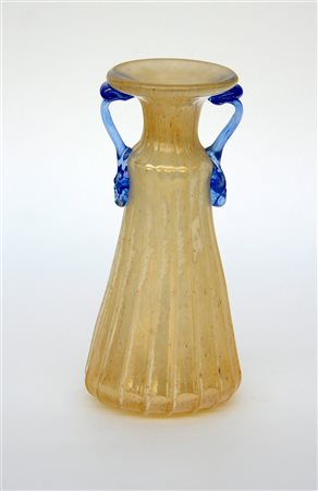 Vaso biansato in vetro soffiato opalescente costolato e iridato, con anse in...