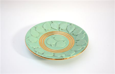 Manifattura francese.Piatto decorativo in ceramica smaltata verde con profili...