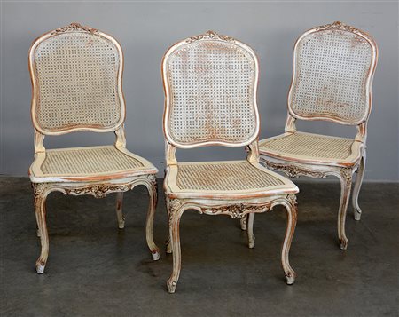 Gruppo di tre sedie in legno laccato bianco con schienale, fascia e gambe...