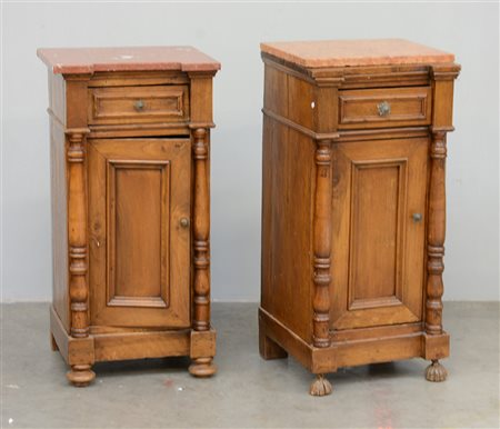 Coppia di comodini ad un anta e un cassetto riquadrati, montanti a mezza...