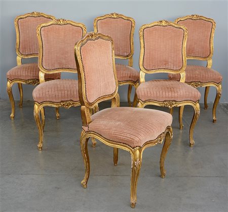Gruppo di sei sedie in legno dorato con schienale intagliato a fiori e...