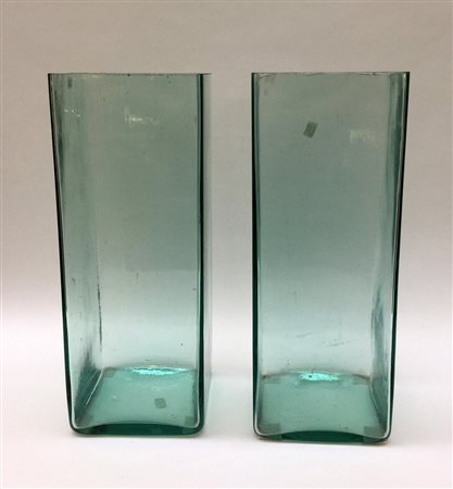 Coppia di vasi di forma squadrata, in vetro (h cm 51)
