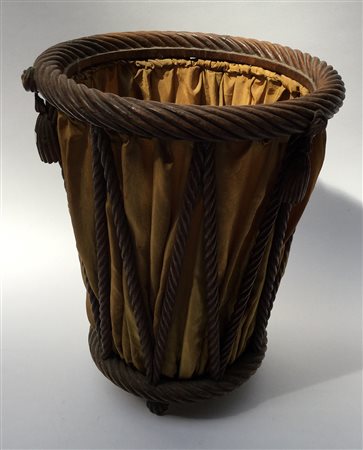 Cestino gettacarte in legno traforato, intagliato a finto cordone con mappe....