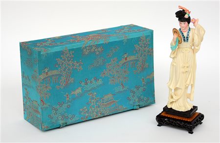 Scultura in avorio raffigurante dama dalle lunghe vesti, dettagli a colori,...