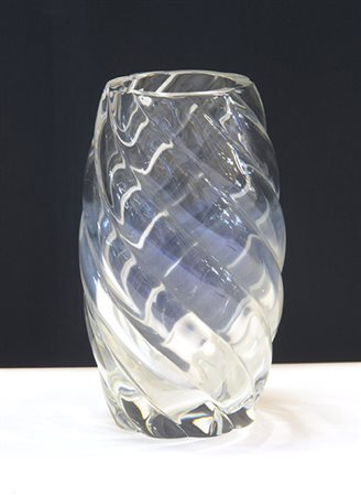 Baccarat Vaso in cristallo costolato a spirale. Francia, seconda metà secolo...