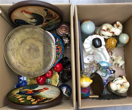 Lotto di due cartoni contenenti numerosi oggetti di usi e materiali...