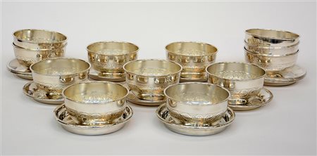 Lotto composto da dodici ciotole lavadita con piattini in metallo argentato...