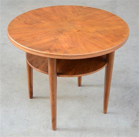 Tavolino circolare in legno massello impiallacciato e con quattro gambe...