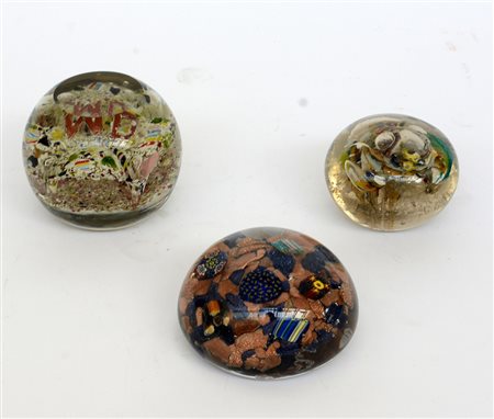 Manifattura di Murano.Gruppo di tre presse-papier tondi in vetro a decoro...