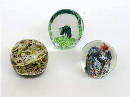 Manifattura di Murano.Gruppo di tre presse-papier in vetro, di cui due tondi...