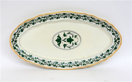 Grande vassoio ovale mistilineo in terraglia con decorazione in verde con...