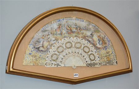 Ventaglio con stecche in avorio inciso e traforato e pagina in carta decorata...
