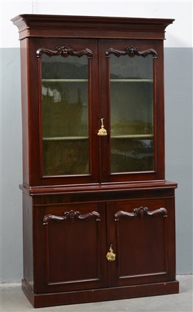 Vetrina a due corpi, parte superiore a due ante a vetri intagliati e motivi...