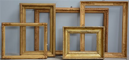 Lotto di cinque cornici in legno dorato ed intagliato, misure e decori...