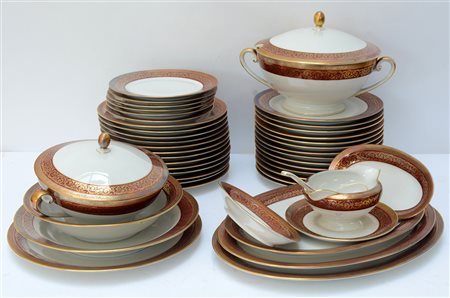 Manifattura tedesca, servizio in porcellana decorata in oro con bordo color...