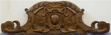 Antico fregio sovraporta in noce scolpito con cartiglio, motivi vegetali e...