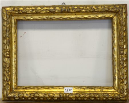 Piccola cornice in legno intagliato e dorato sec. XVIII (luce cm 30x20)...