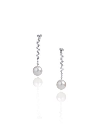 PAIO DI ORECCHINI PENDENTI IN ORO BIANCO, DIAMANTI E PERLE ad una linea di...