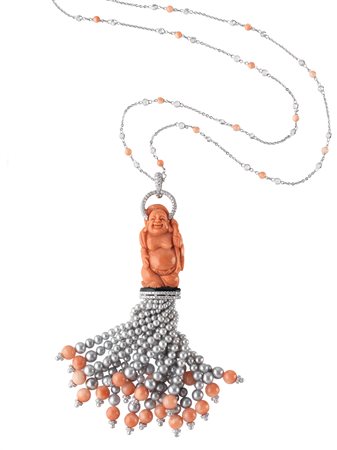 PENDENTE IN ORO BIANCO, CORALLO, PERLE, ONICE, DIAMANTI E TOPAZI pendente in...