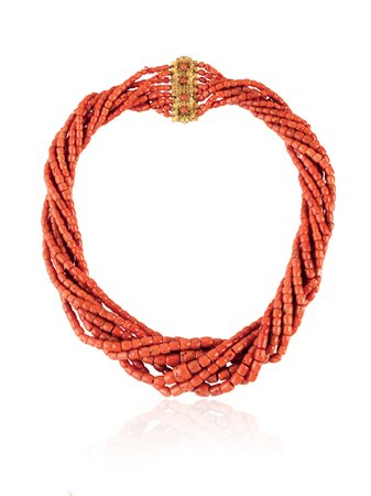 COLLANA IN CORALLO, FINE SEC. XIX realizzata a otto fili di corallo a...