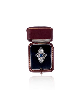 ANELLO IN ORO GIALLO, ARGENTO, DIAMANTI E ZAFFIRO, INIZIO SEC. XX motivo a...