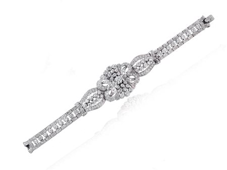 BRACCIALE IN ORO BIANCO E DIAMANTI, ANNI ‘60 a tre linee di castoni ed...