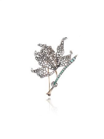 SPILLA IN ARGENTO, ORO GIALLO, DIAMANTI E SMERALDI, 1900 CIRCA disegnata come...