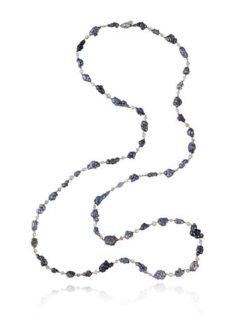 LUNGA COLLANA IN ORO GIALLO, DIAMANTI E PERLE NATURALI ad una linea di...