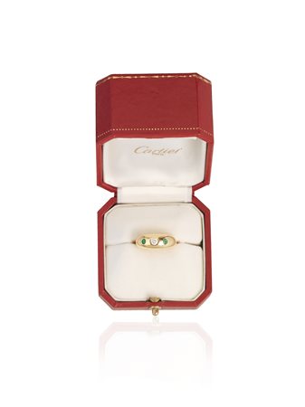 ANELLO, CARTIER, IN ORO GIALLO, SMERALDI E DIAMANTI a fascia leggermente...