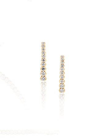 PAIO DI ORECCHINI PENDENTI IN ORO GIALLO E DIAMANTI ad una linea di dieci...