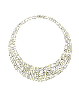 COLLANA IN ORO BIANCO, DIAMANTI INCOLORI E FANCY disegnata come una maglia...