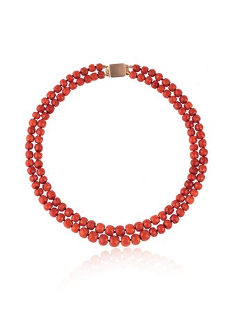 COLLANA IN ORO ROSA E CORALLO a due file di rondelle sfaccettate in corallo...