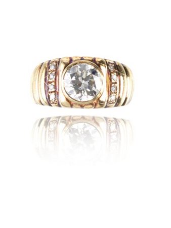 ANELLO IN ORO GIALLO E DIAMANTE al centro un diamante taglio brillante...