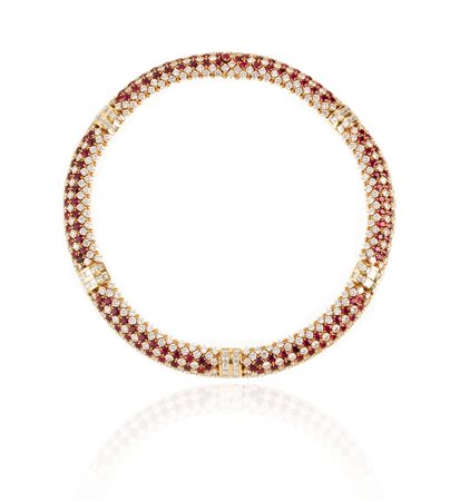COLLANA IN ORO GIALLO, DIAMANTI E RUBINI disegnata come un nastro in maglia...