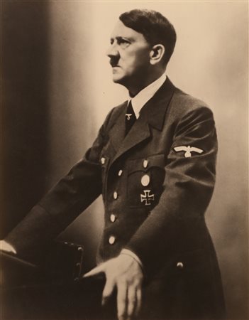 HOFFMANN HEINRICH (1885 - 1957) Hitler. fotografie ai sali d'argento. Cm...