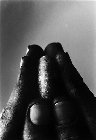 Will McBride (1931 - 2015) Hande mit stein, 1971 Stampa successiva alla...