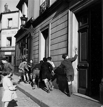 Robert Doisneau (1912 - 1994) La sonnette, 1934 Stampa successiva alla...