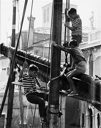 Fulvio Roiter (1926 - 2016) Senza titolo (Bambini), anni 1950 Stampa vintage...