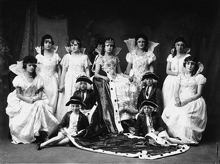 Martin Chambi (1891 - 1973) Ritratto in costume vittoriano, anni 1930 Stampa...