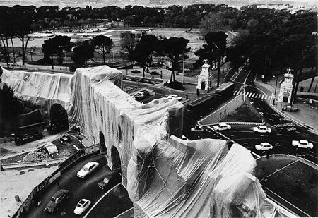 Christo (1935) Mura Aureliane, Roma, 1974 Stampa vintage alla gelatina ai...