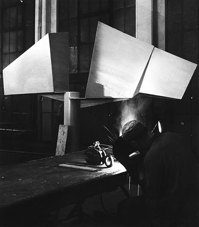 Ugo Mulas (1928 - 1973) Two Winged Figures, Lynn Chadwick, 1962 Stampa...