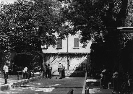 Paolo Monti (1908 - 1982) Gioco delle bocce nel centro storico di Forl“, 1971...