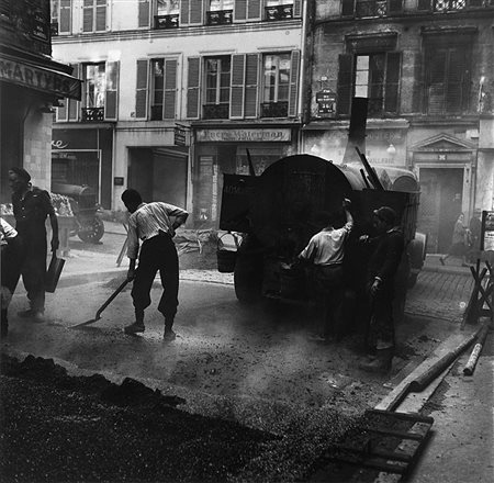 Louis Stettner (1922 - 2016) Rue des Martyrs, Paris, 1951 Stampa successiva...