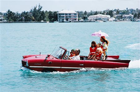 Slim Aarons (1916 - 2006) Sea Drive, 1967 C-print, stampa successiva cm 51 x...