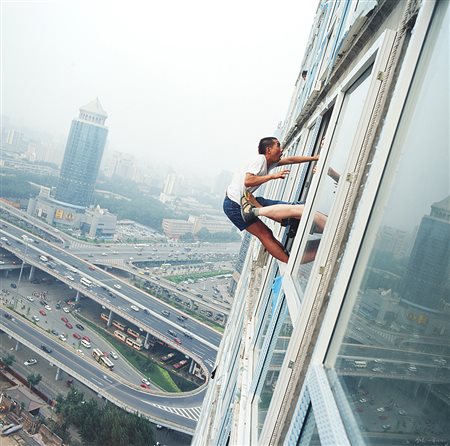 Li Wei (1970) Fredegree over 29th story 3, 2003 Vintage C-print cm 100 x 100...