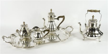 Servizio da thè in argento lavorato a coste verticali e manici in legno,...